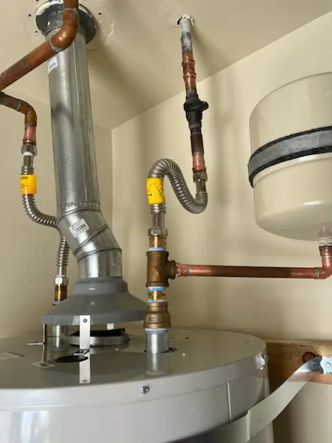 Water heater installation and plumbing repair in Montopolis